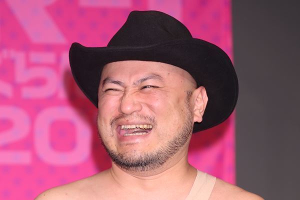 ザコシ R-1審査員での挑戦者への金言が話題！ポケットチーフをウクライナカラーにする粋も