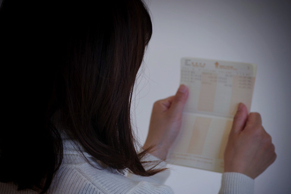 親が認知症になると預貯金が引き出せなくなる！今すぐ「代理人カード」を作成して