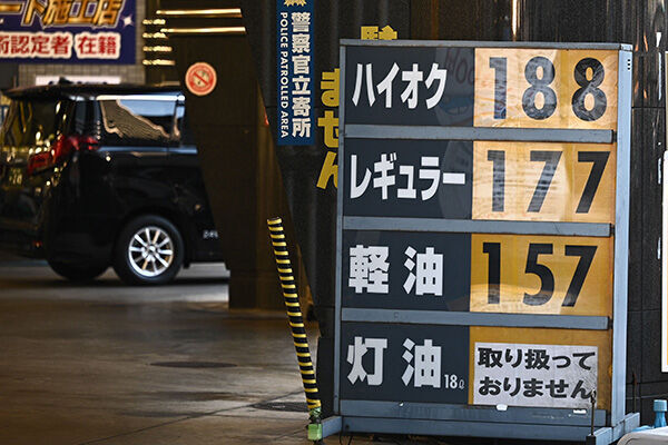 高騰するガソリン価格。2月24日、東京都中央区で（写真：時事通信）