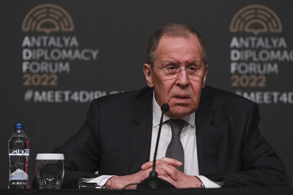 「お前の父親は人殺し」ラブロフ露外相の継娘宅前で抗議デモ