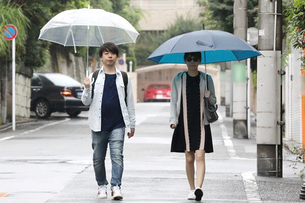 19年7月、傘を差して連れ添って出かけていた麻耶と國光氏