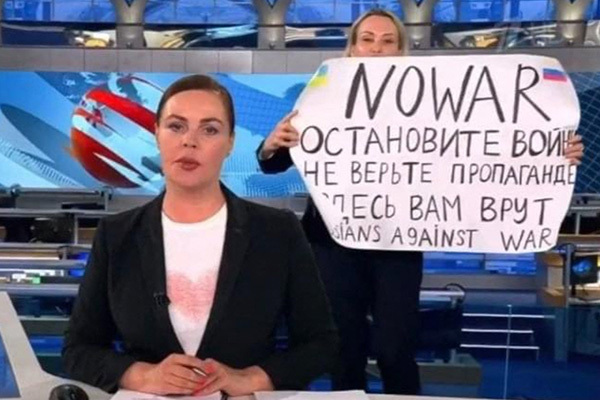 ロシア国営テレビで抗議した女性にYouTuberが100万ルーブル寄付