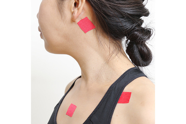 腰痛に悩む人へ　パーソナルトレーナー提案の「耳裏シール」