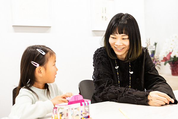 足の骨ないアーティスト語る“呪縛”愛娘の「好き」が背を押した