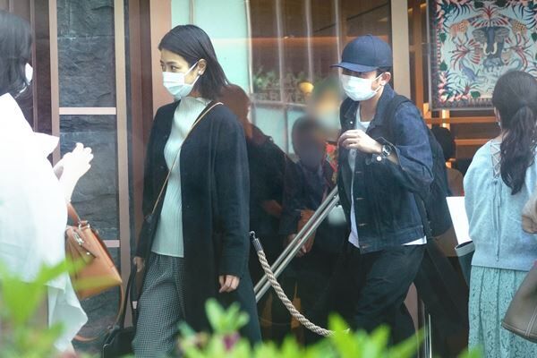 結婚記念日 有吉弘行 エルメスで買い物 愛犬とお散歩 夏目三久とラブラブデート姿 22年4月1日 ウーマンエキサイト 1 2 結婚記念日 有吉弘行 エルメスで買い物 愛犬とお散歩 夏目三久とラブラブデート姿 22年4月1日 ウーマンエキサイト 1 2