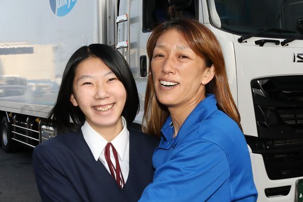 母娘でNo.1運送ドライバーの夢　女性比率2％台の“トラガール”