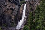 約125メートルの滝から落下した3歳の少女が死亡