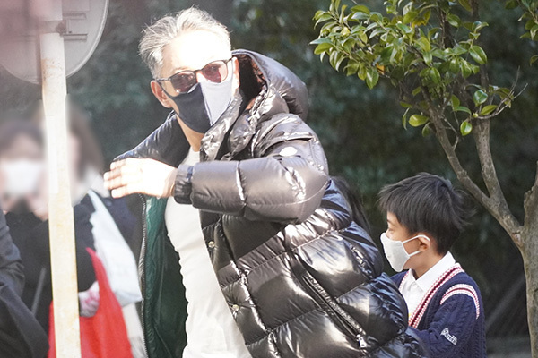 海老蔵　晴れ乞い料は100万円…実母も嘆く自称スピリチュアルカウンセラーへの心酔