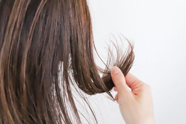 ブラシ使い方が重要！50代以降の女性が直面「薄毛・白髪」対処法