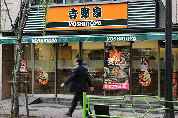 解任の吉野家元常務「男に高い飯奢ってもらったら食べない」発言にも牛丼ファンが激怒！