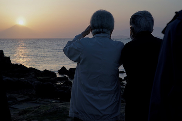上皇ご夫妻ご結婚64年目も仲睦まじく…「ダイヤモンド富士」美麗写真