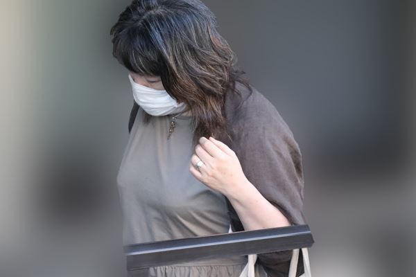 小室佳代さん　熟年男性とのデート現場を目撃！左手薬指に指輪をはめる本気ぶり