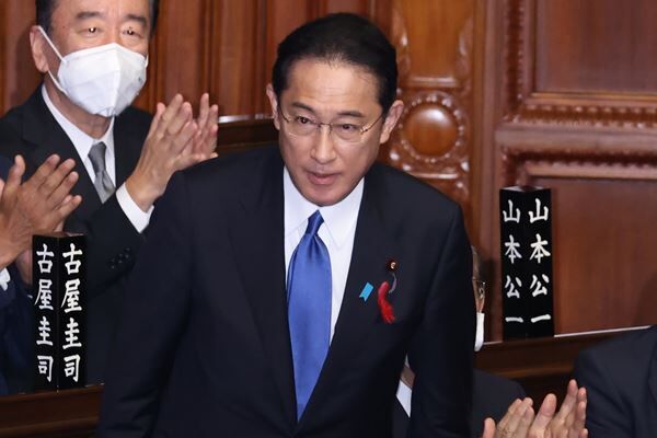 岸田首相　外交中はノーマスクも「マスクは重要」発言にツッコミ続出“説得力ない”