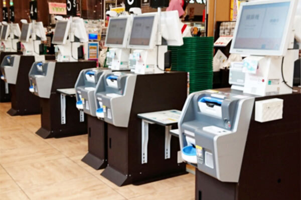 セルフレジ会計　混雑時に子どもにやらせるのは迷惑？スーパーでの親子の行動がSNSで物議