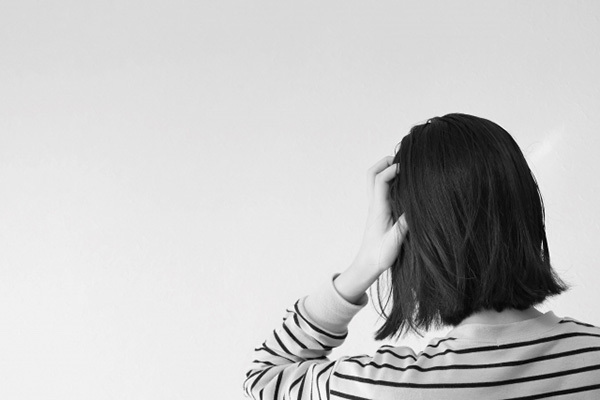 くさ〜い夏の頭皮臭を防ぐ方法 髪を結ぶと蒸れてにおいの原因に…