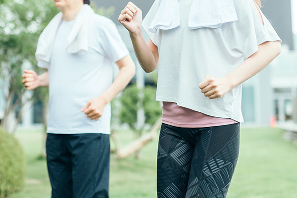 「フリフリ体操」で歩ける老後に！　ペットボトルで体幹トレ