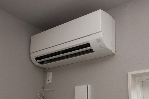 風向は「水平」か「下方向」どちらがお得？エアコンの電気代クイズ