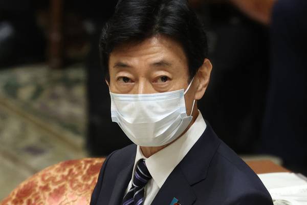 西村康稔元コロナ大臣　本人の許可なし？各国の女性撮影した“美人図鑑”が物議…その後しれっと削除