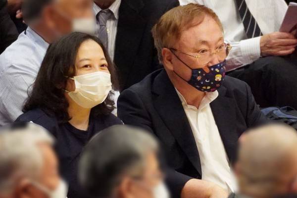 【目撃撮】高須院長　最前列で大喜び！がん再発闘病を癒やす西原理恵子との大相撲観戦