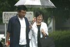 松田翔太は手つなぎ、山口百恵さんは友和と相合い傘…有名人の雨の日デート現場