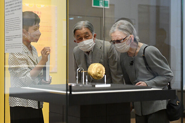 琉球王国の祭祀で使われたとされる金銅製金銅製の簪をご覧に ／（C）JMPA