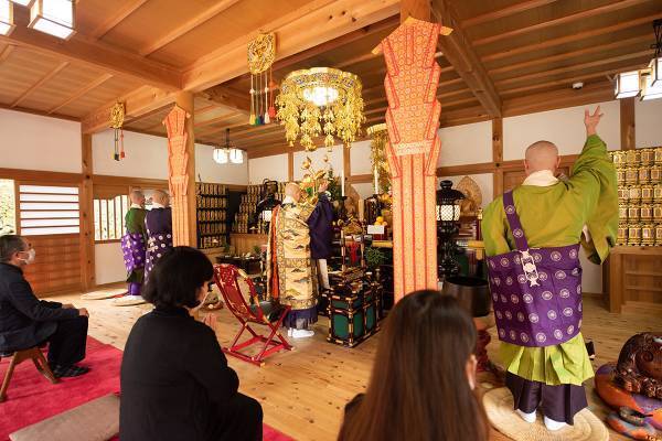 直葬で葬儀をあきらめた人へ…25万円で「遺骨で葬儀」行う神峯山寺の取り組み