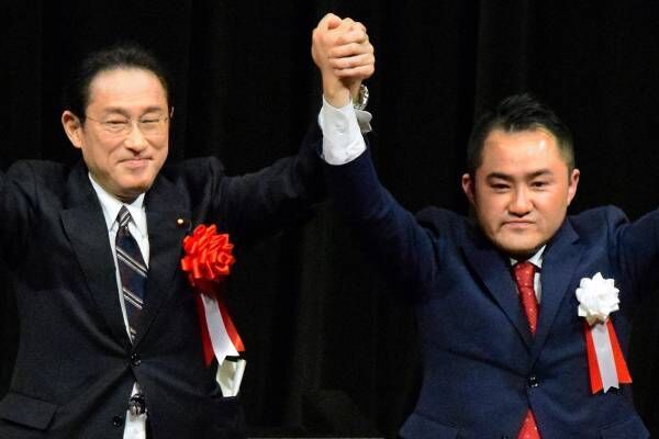 19年2月、吉川赳衆院議員と岸田首相（写真：朝日新聞）