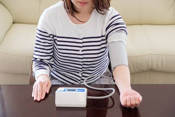 最新の調査で、高血圧は女性のほうが多いことが明らかに（写真：アフロ）