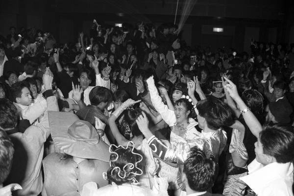 ディスコの“お立ち台”から男性を見下ろし抑圧を発散！