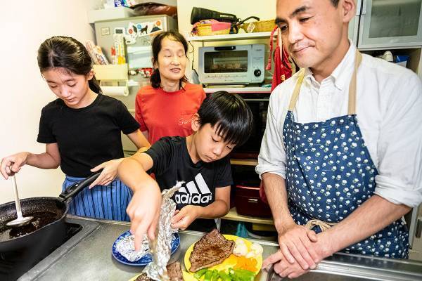 全盲の弁護士と音楽家の夫婦　子どもたちの笑顔は心に映って