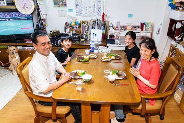 食卓を囲む大胡田さん家族