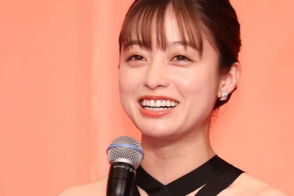 橋本環奈『千と千尋』合間に通う会員制人狼バー！正体明かさずにゲームすることも