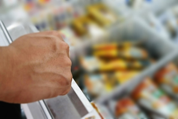 若手アーティストがアイスケースに上半身をダイブ…その後に商品買い占めも「そういう問題じゃない」と物議