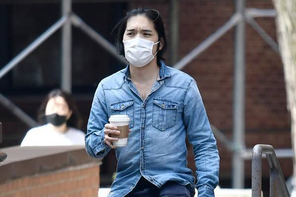 小室圭さん“汚スーツ”で眞子さんと出勤前デート…再試験1カ月前の緊張感なき姿