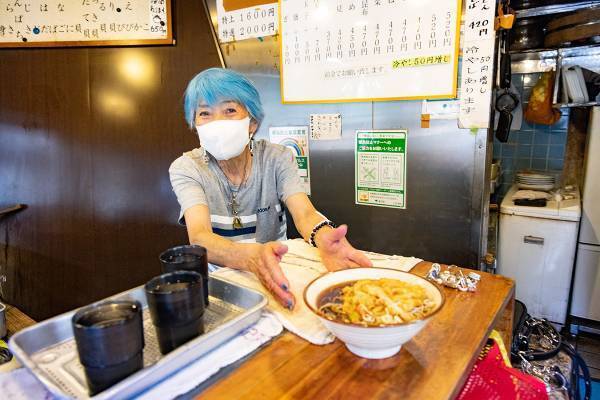 3代渡って通うお客さんも　名物立ち食いそば女性店主が見てきた人生模様