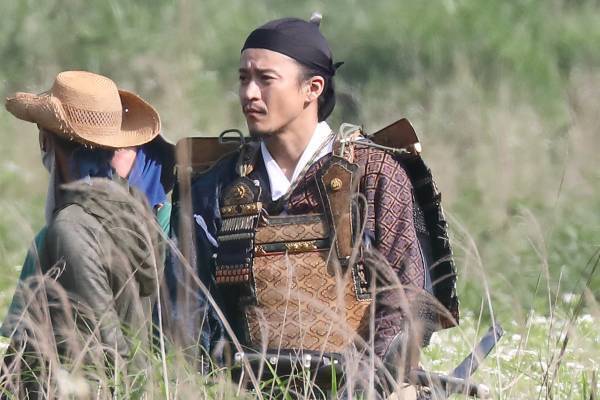 小栗旬“息子”坂口健太郎はカフェラテ休憩…目撃した『鎌倉殿』猛暑下の地獄ロケ奮闘