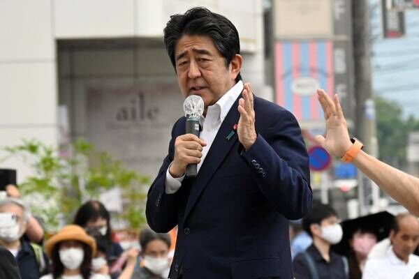 銃撃の直前、奈良市で演説する安倍晋三元首相（写真：朝日新聞）