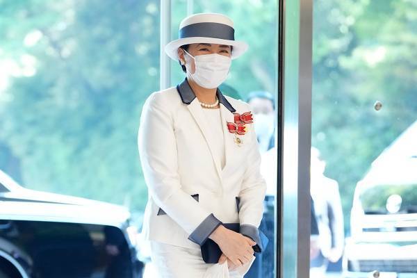 雅子さまファッション「プリントや柄からシンプル＋αに変化」