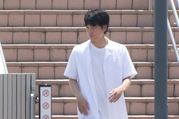 綾野剛　共演者に節酒宣言！『オールドルーキー』現場で見せた慎ましい座長姿