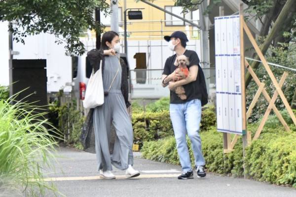 有吉弘行は妻・夏目と仲良く、渡部建は一人でフンを処理…本誌が見た有名人の愛犬お散歩姿