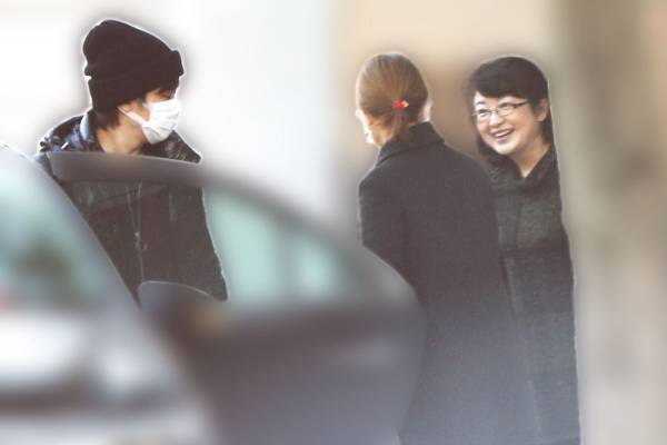 鈴木京香は打ち上げで、百恵さんは新婚息子に…目撃した芸能人の“歯が綺麗”スマイル