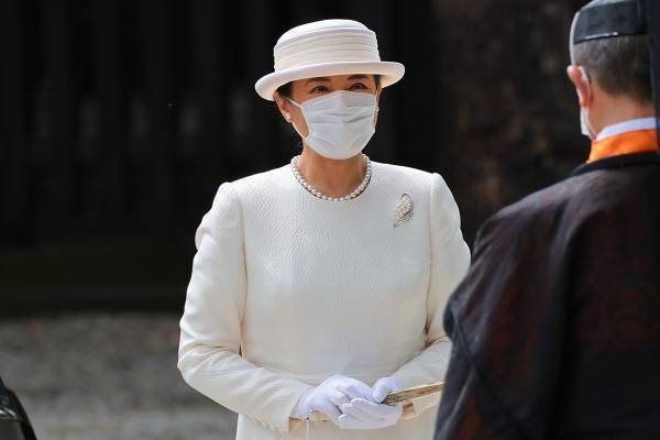 雅子さま 30度超え真夏日にオフホワイトのロングドレスで明治神宮ご参拝