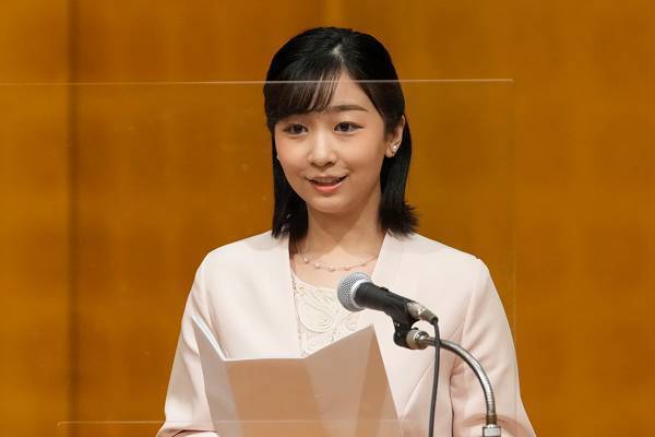 佳子さま　コロナ禍でヘアメーク変化「ゆる巻き髪＆淡眉に」