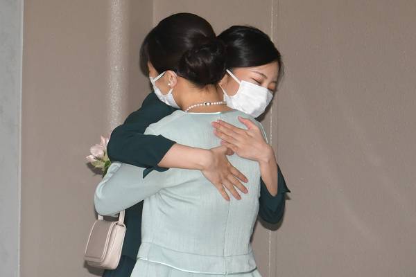 佳子さま　エリート同級生との交際発覚！皇籍離脱まで応援し続けた眞子さんの“自由”