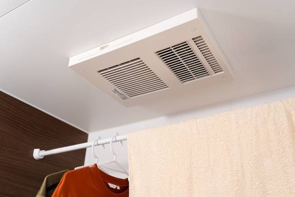 リノベで長生き！10万円から設置できる浴室暖房乾燥機でヒートショックを防ぐ
