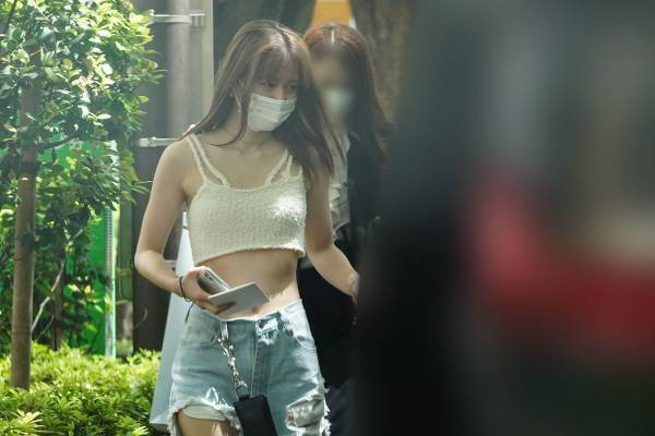 山本舞香　個性派衣装が話題の裏で本誌が見ていた“私生活ではもっとヘソ出し”の大胆コーデ