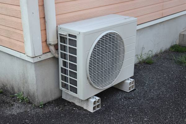 「室外機に影」「扇風機と併用」夏のエアコン代を劇的に削減する6習慣