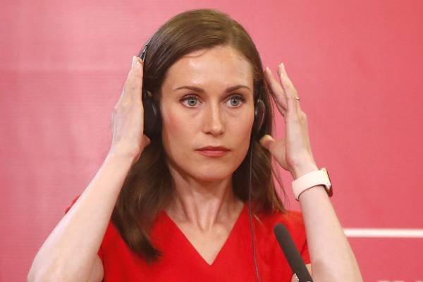 フィンランドの女性首相 踊り狂うパーティビデオが流出し薬物検査求める声も