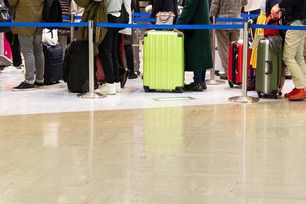 海外旅行、ブランド品は高嶺の花に…岸田首相が放置する「超円安で日本人ができなくなること」