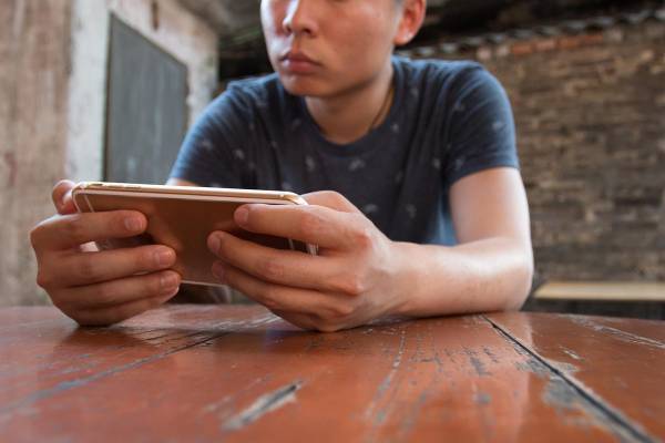 末期がんの父親の治療費を携帯ゲームに課金した12歳少年が孤児院へ